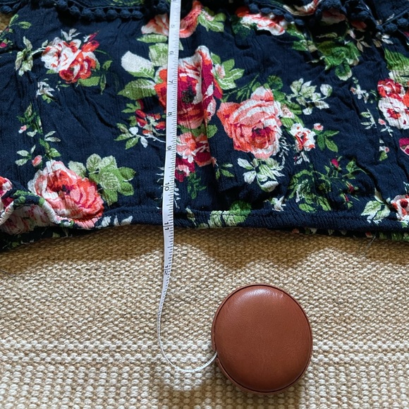 Off-Shoulder Floral Cropped Top - Picture 6 of 6